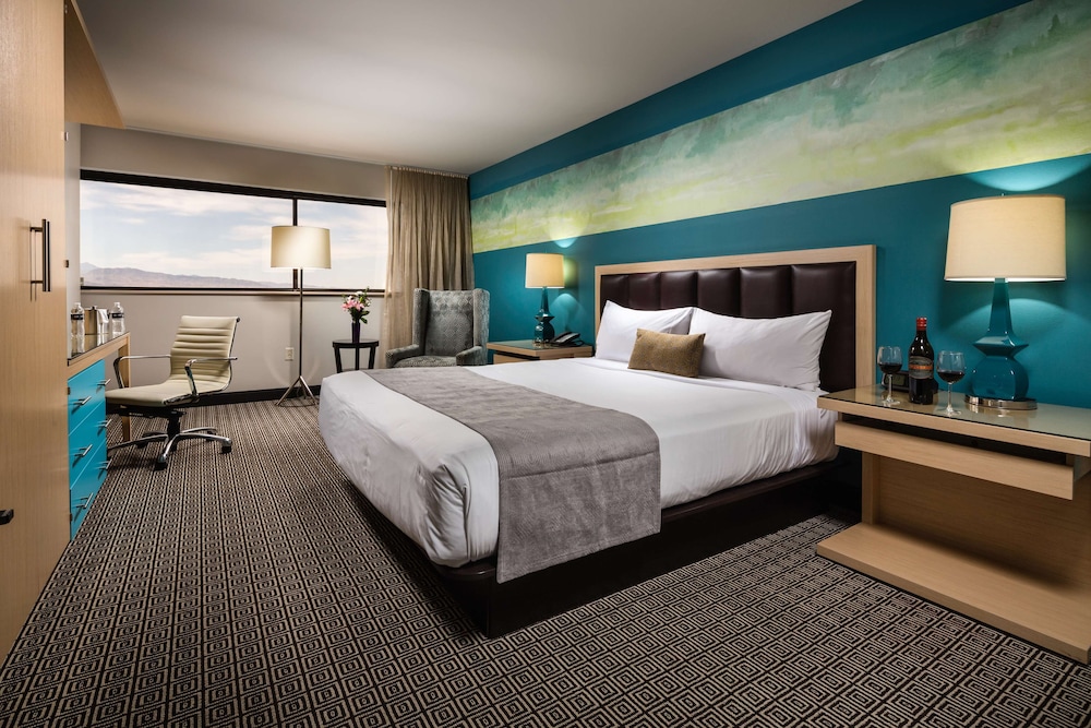 Grand Room, 1 King Bed (Deluxe) - Photo 2