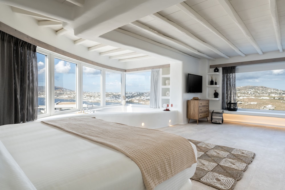 Queen Suite with Wide Sea View