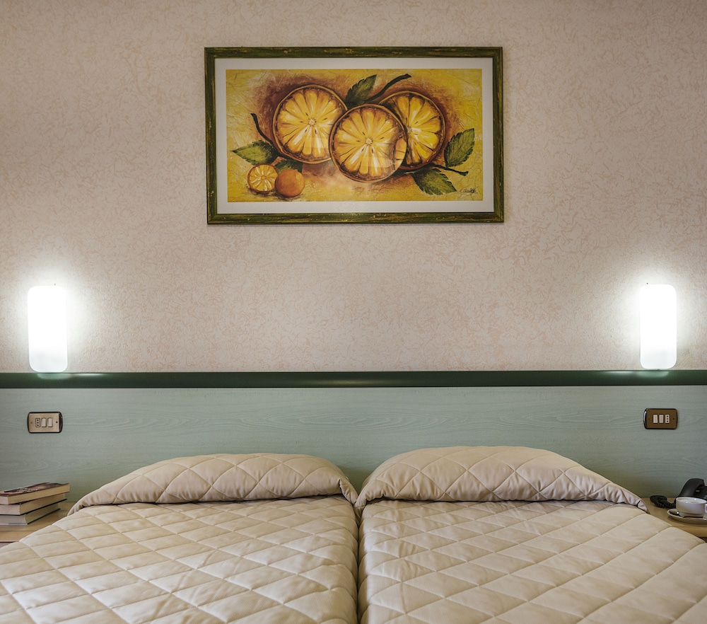 Standard Room, Multiple Beds, Garden View, photo 6