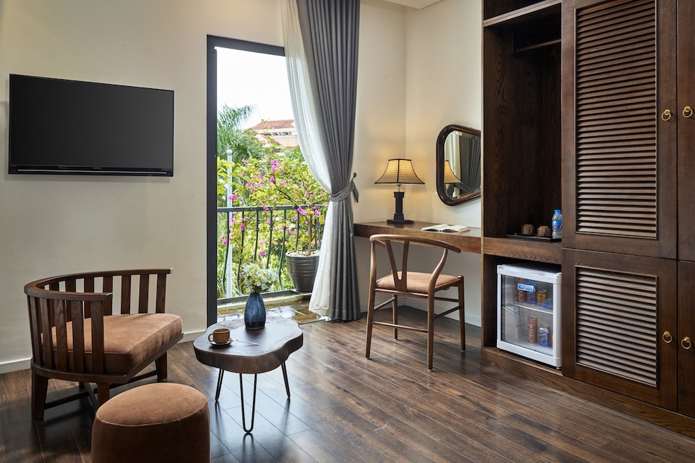 Deluxe Double Room, 1 King Bed, Balcony, Mountain View - Photo 11