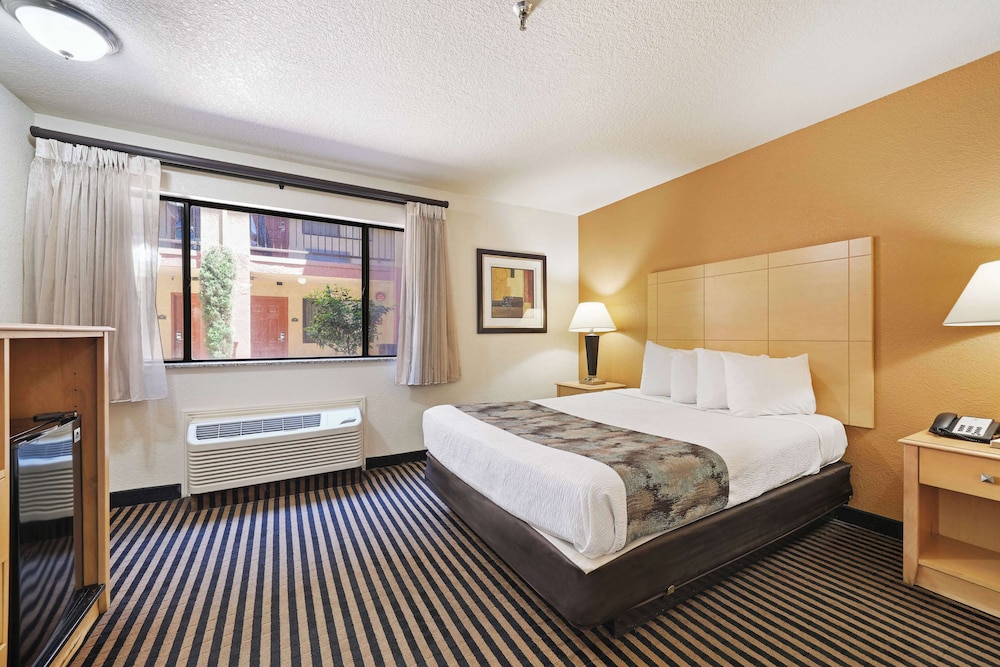 Suite, 1 Queen Bed, Non Smoking, Refrigerator & Microwave (Oversized Room) - Photo 1
