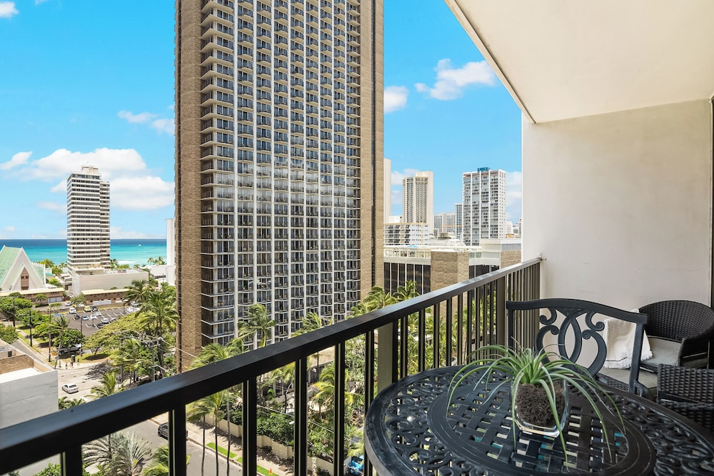 Premium Remodeled Condo with Ocean View and Parking: Premium Apartment, 1 King Bed with Sofa bed, Kitchen, Ocean View (0168) photo