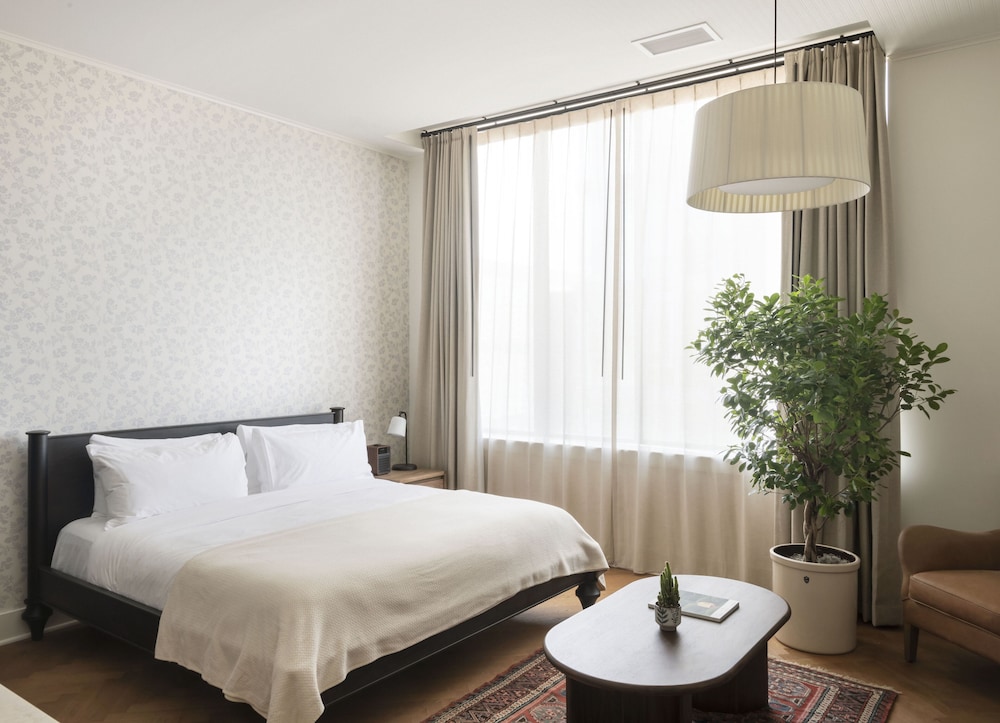 Deluxe Room, 1 King Bed, Mobility Accessible