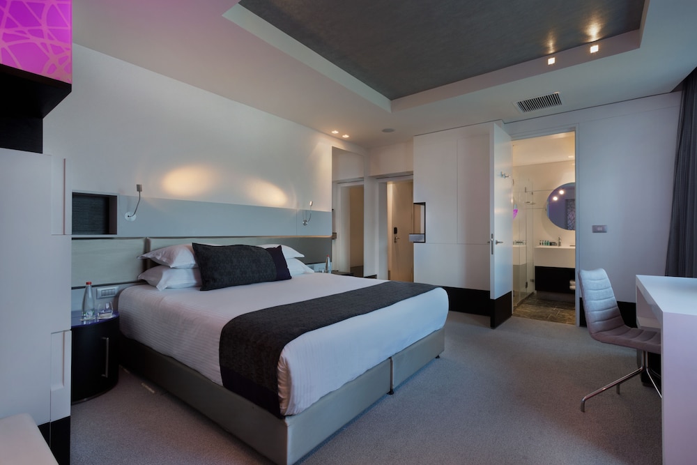 Corner Room photo 3