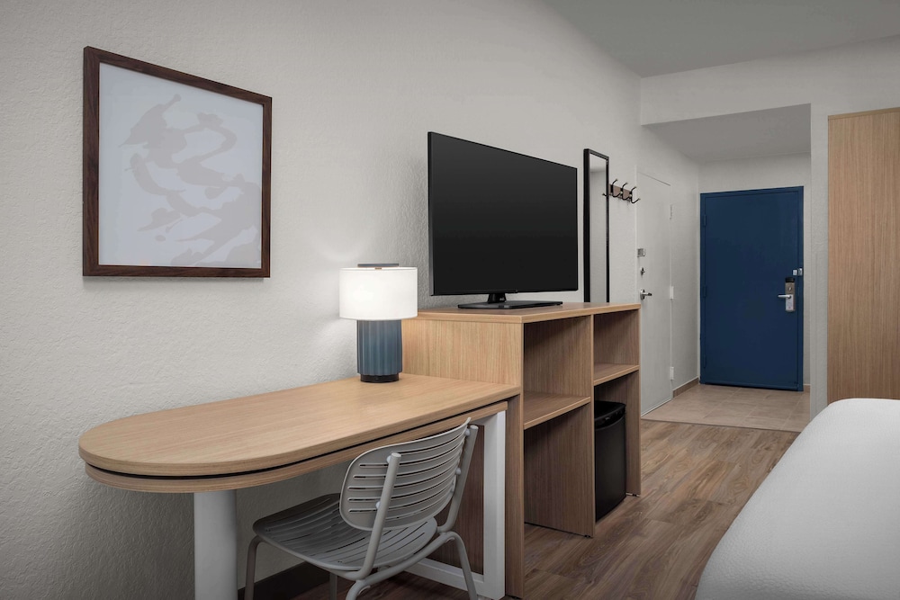 Room, 2 Queen Beds, Hearing Accessible - Photo 2