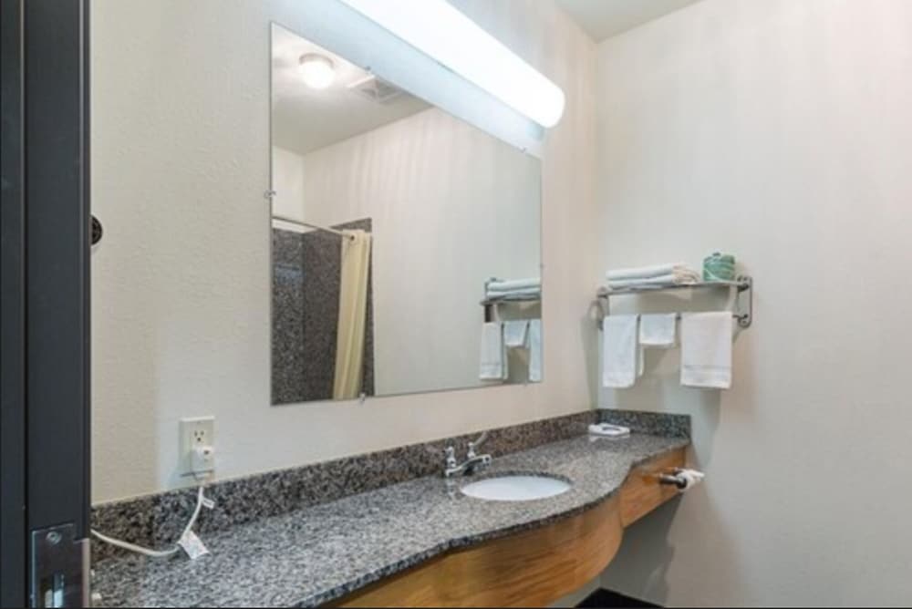 Standard Room, 2 Queen Beds - Photo 2