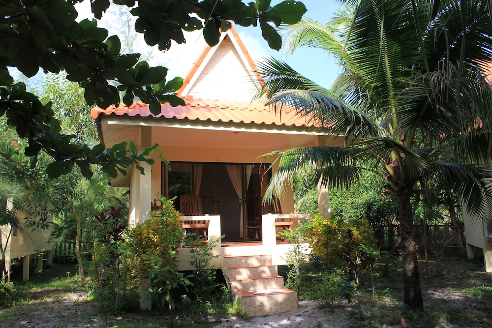 Deluxe Family Bungalow with Air-Con photo 2