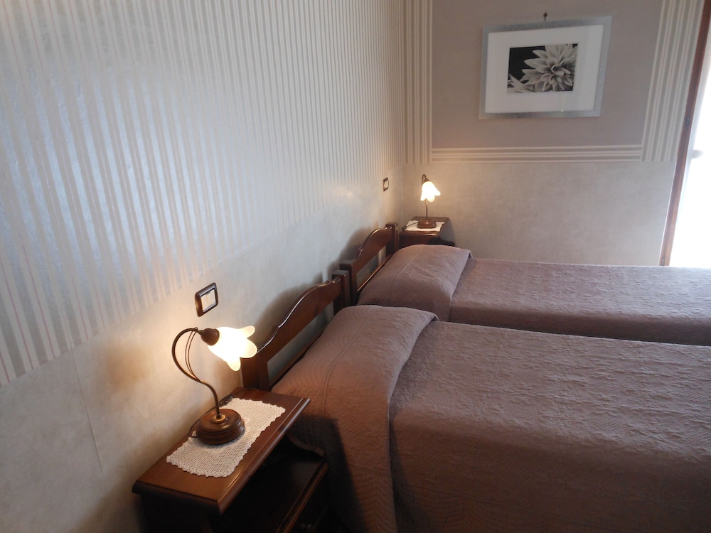 Double or Twin Room, 1 Double Bed, Private Bathroom photo 3