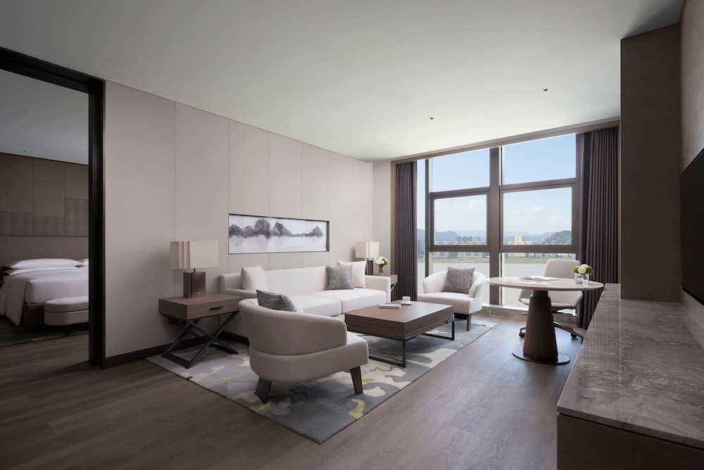 Club Suite, 1 Bedroom, River View - Photo 7