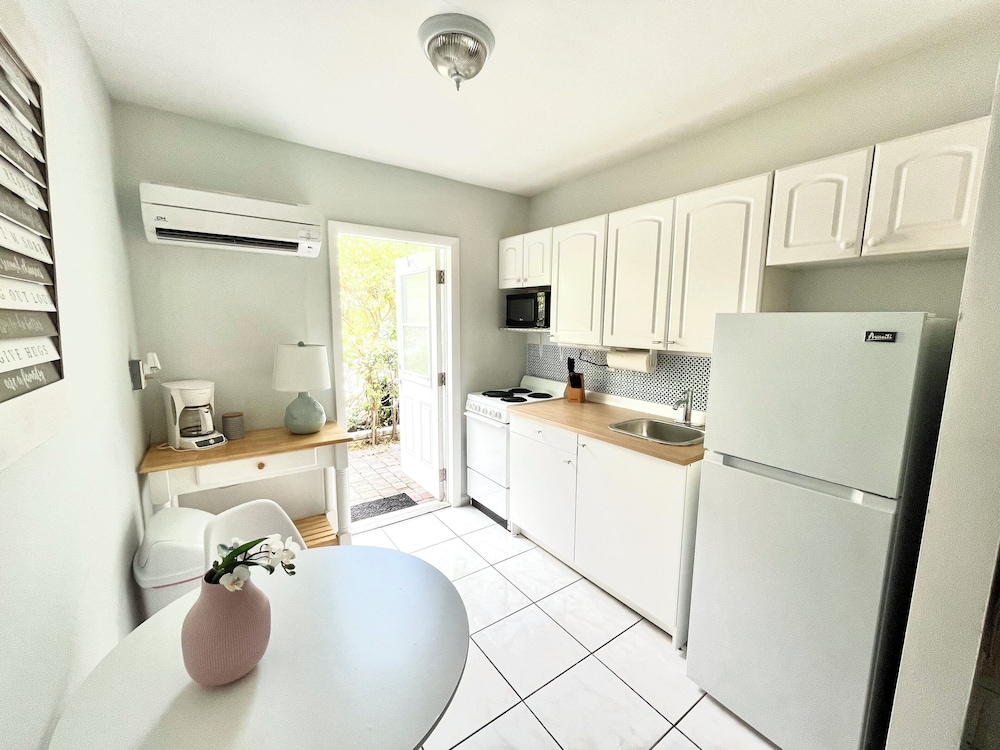Grand Suite, 1 Queen Bed, Kitchen, Courtyard Area, photo 6