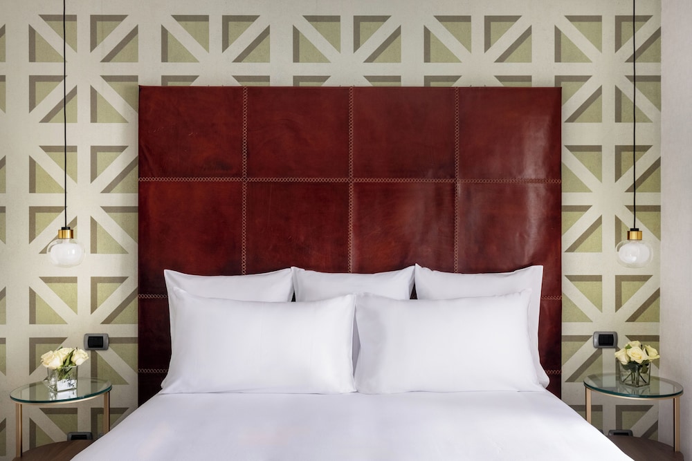 Premium Twin Room (with 1 Rollaway Bed) photo 3