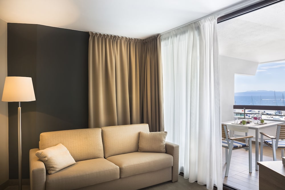 Suite - Photo 3