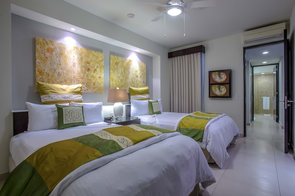 Two-Bedroom Swim-Up Suite 1 King Bed with 2 Double beds