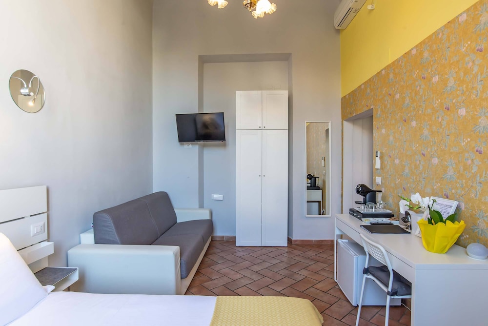 Yellow Room photo 3