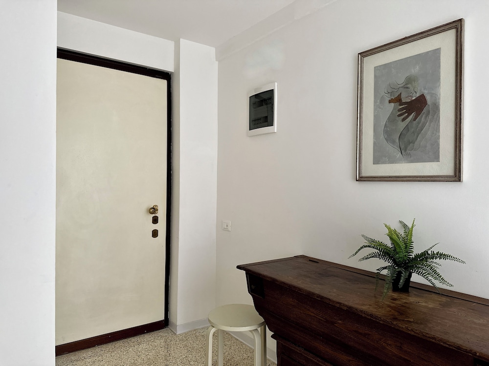 Classic Apartment, Courtyard View