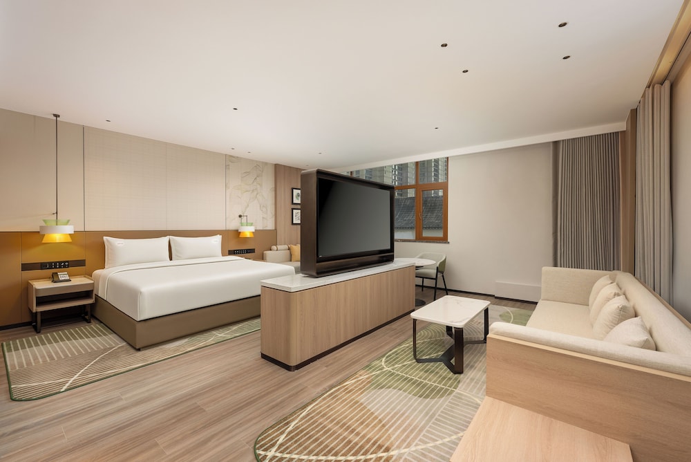 1 King Bed Suite