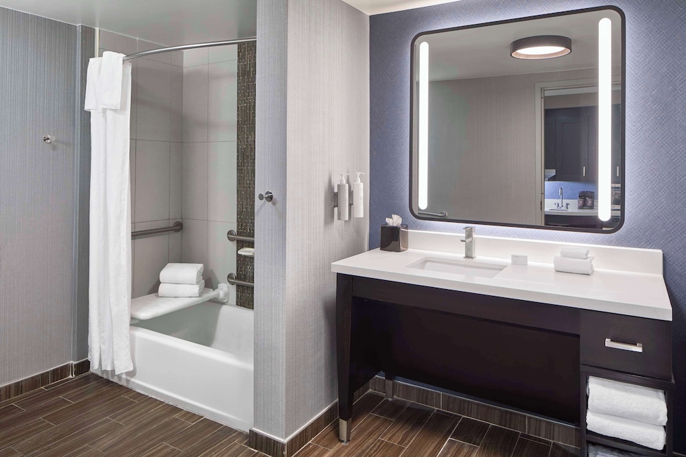 Room, 1 Queen Bed, Accessible, Bathtub (City View) thumbnail 5