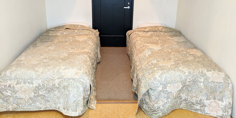 Twin Room, 2 Twin Beds, Non Smoking, Shared Bathroom photo 2