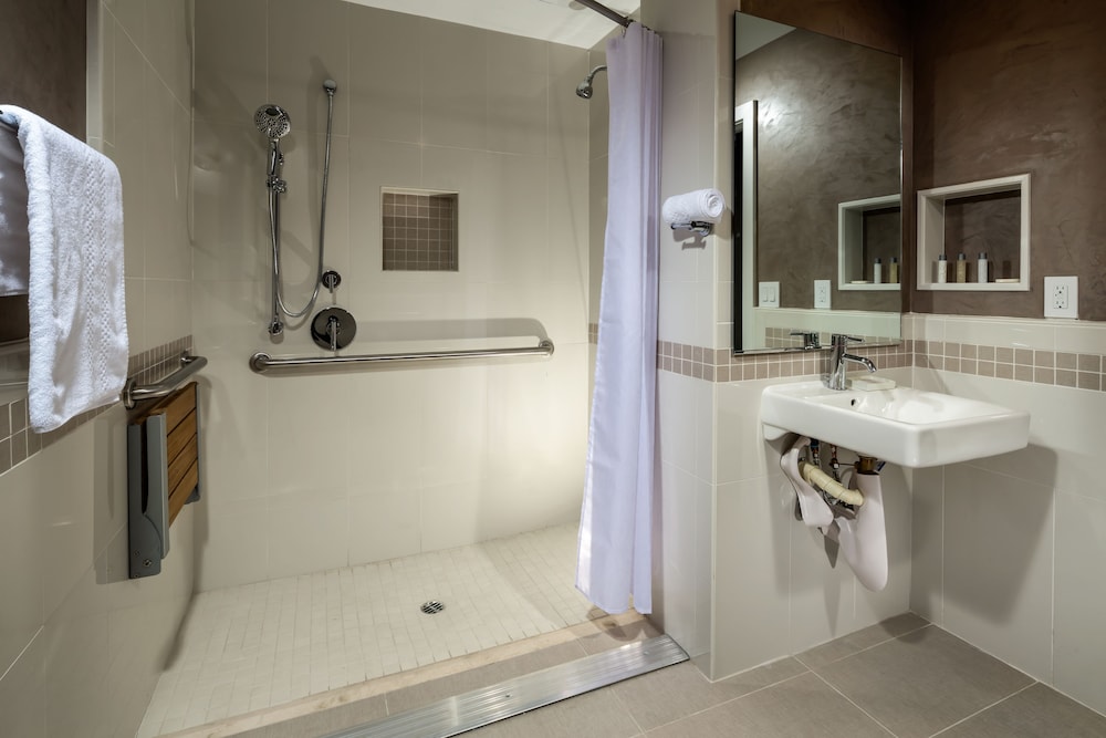 Penthouse, 1 Queen Bed, Accessible thumbnail 6