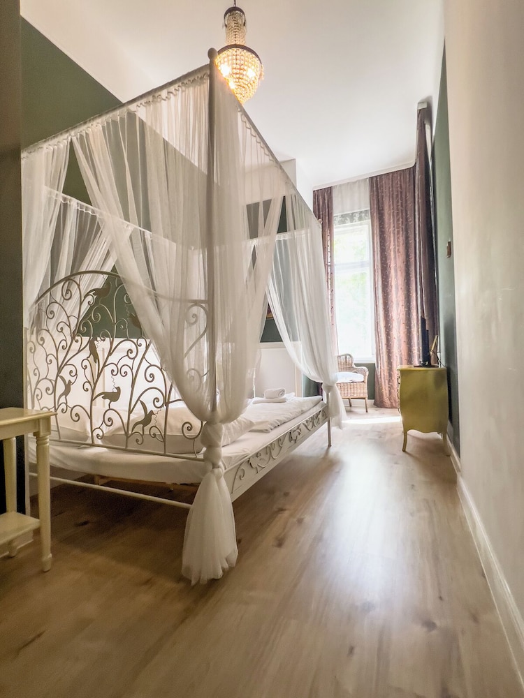 Standard Double Room thumbnail 5