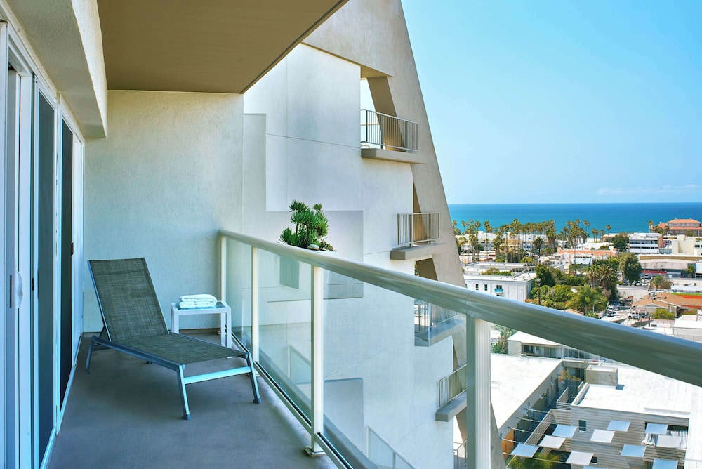 Room, 2 Queen Beds, Balcony, Partial Ocean View thumbnail 6