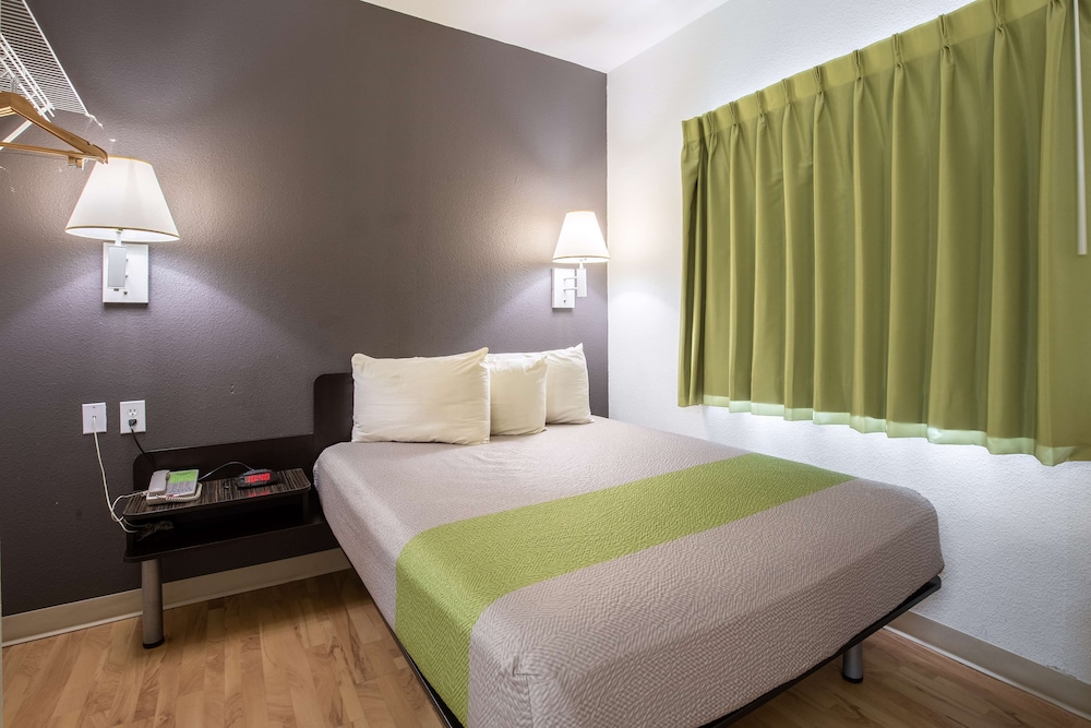 Deluxe Room, 1 Queen Bed, Non Smoking, Kitchenette photo 1