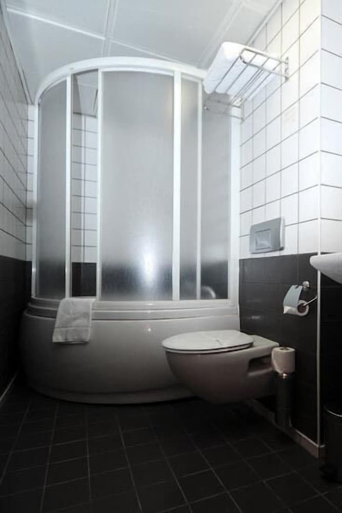 Standard Double or Twin Room photo 2