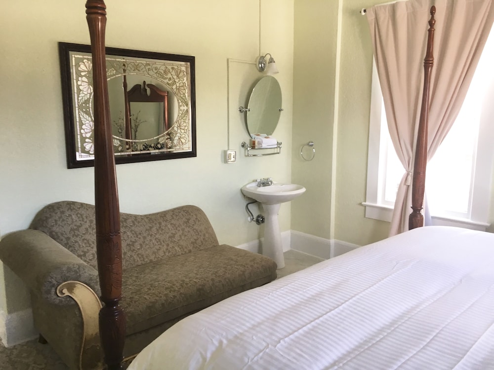 Suite 202, 2 Bedrooms, Non Smoking photo 2