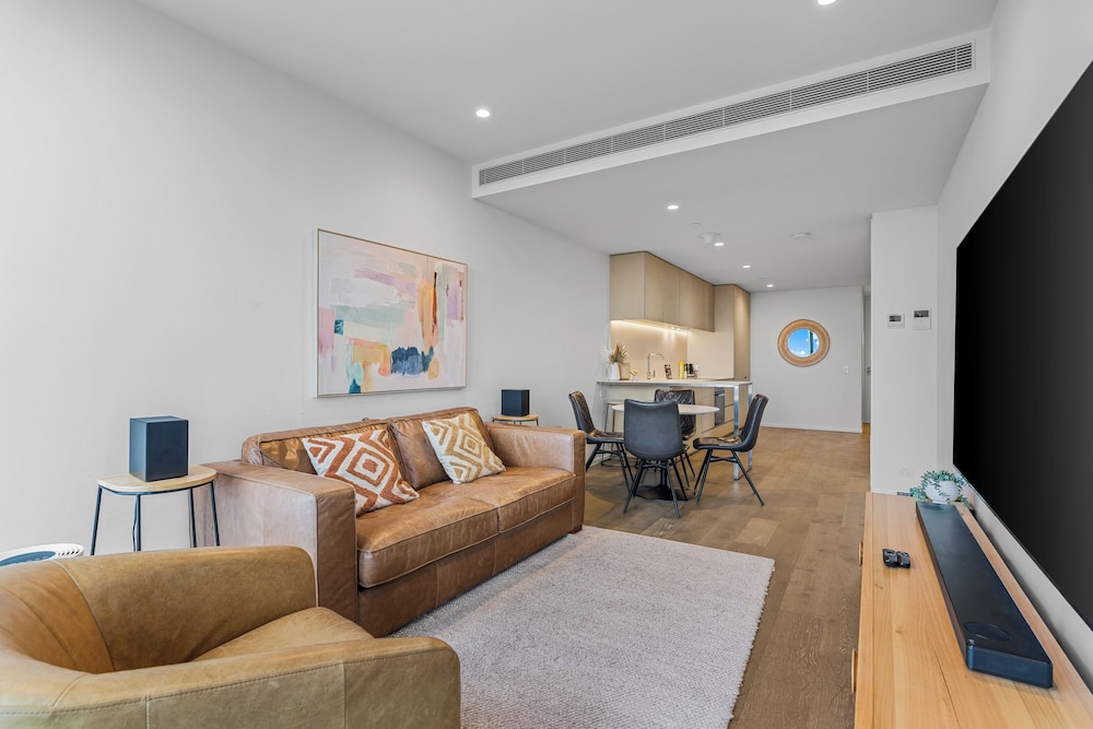 Two Bedroom, Two Bathroom Apartment - Sky High - Photo 7