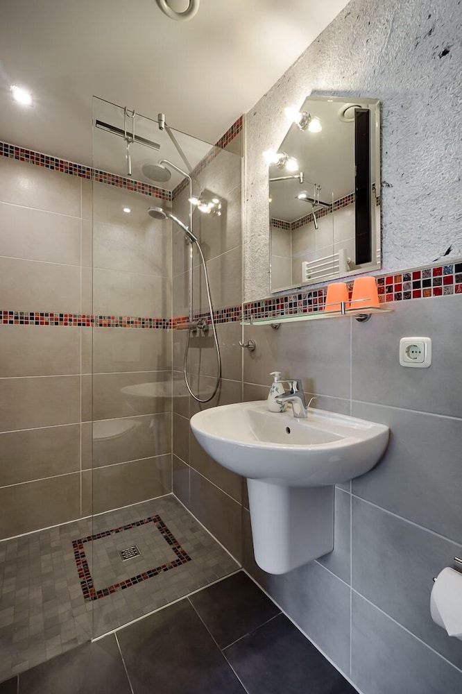 Standard Double Room, 1 Queen Bed (incl. 35 EUR Cleaning Fee) photo 2