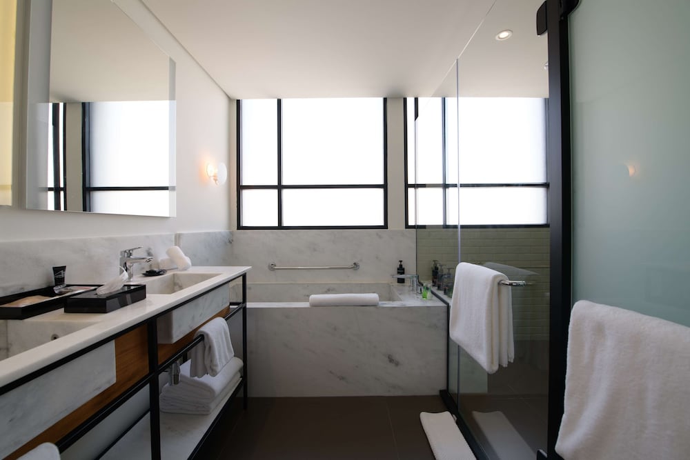 Executive Suite - Photo 20