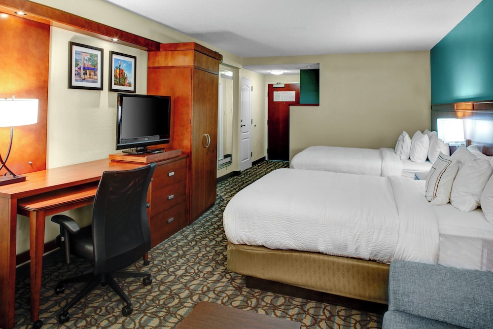Room, Multiple Beds, Balcony - Photo 3
