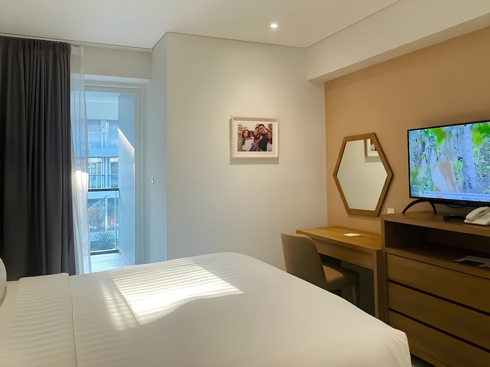 Suite, 2 Bedrooms, Pool View photo 3