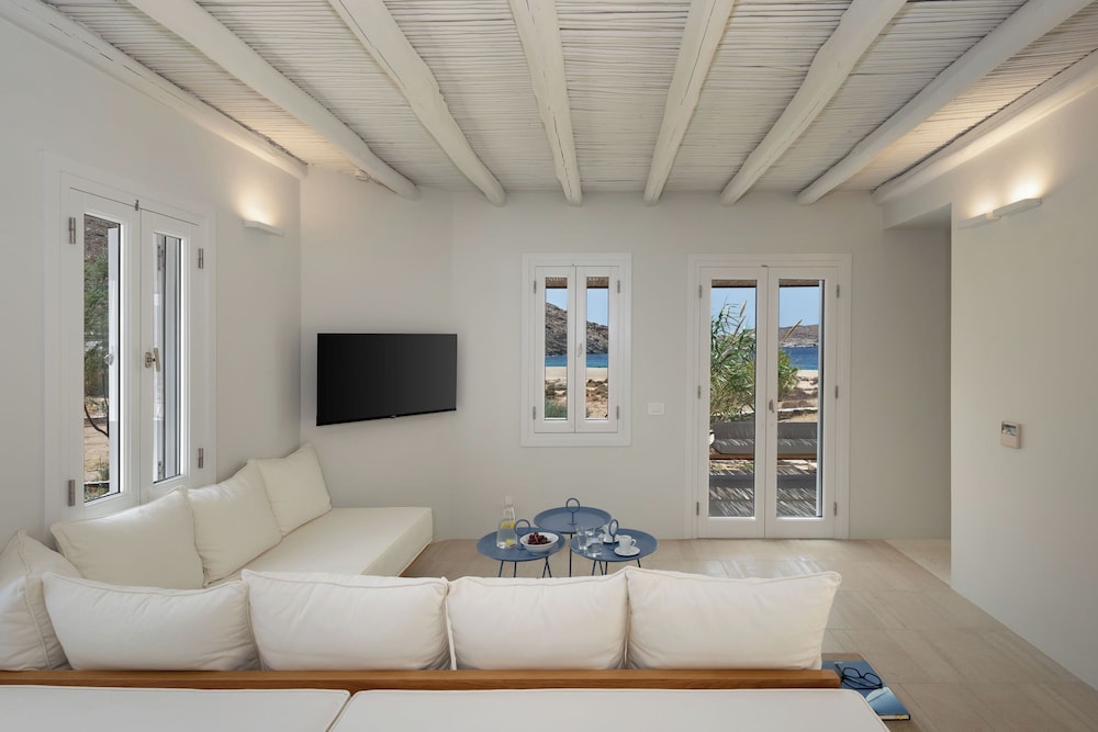 Beachfront 2 Bedroom Villa with Hammam photo 3