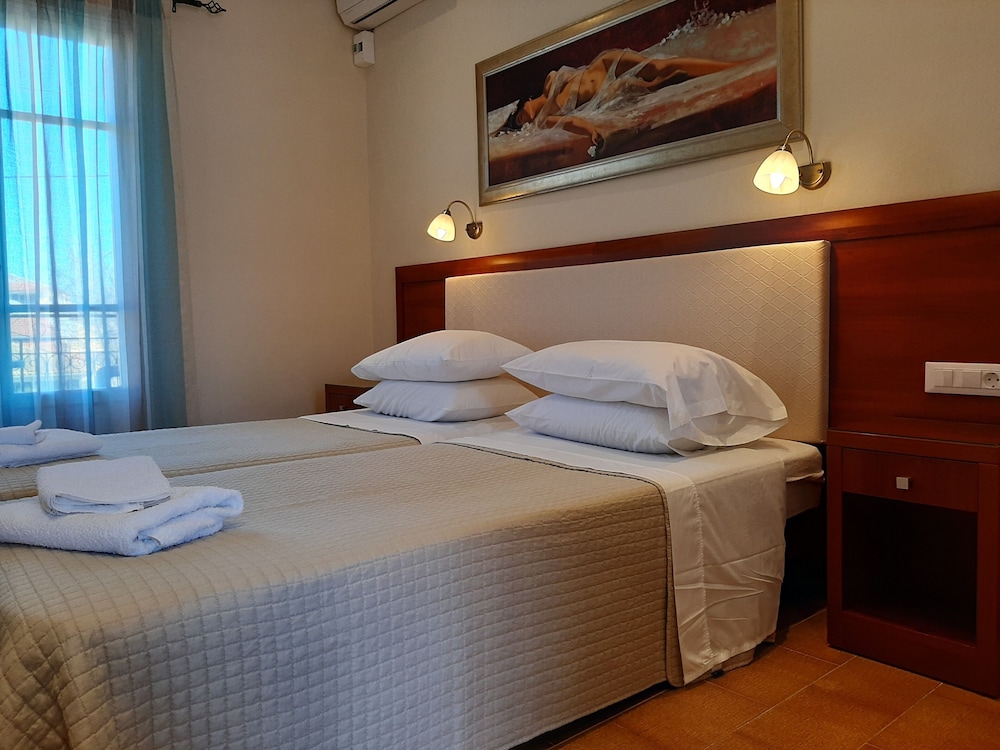 Romantic Studio, Garden Area (First Floor) photo 1