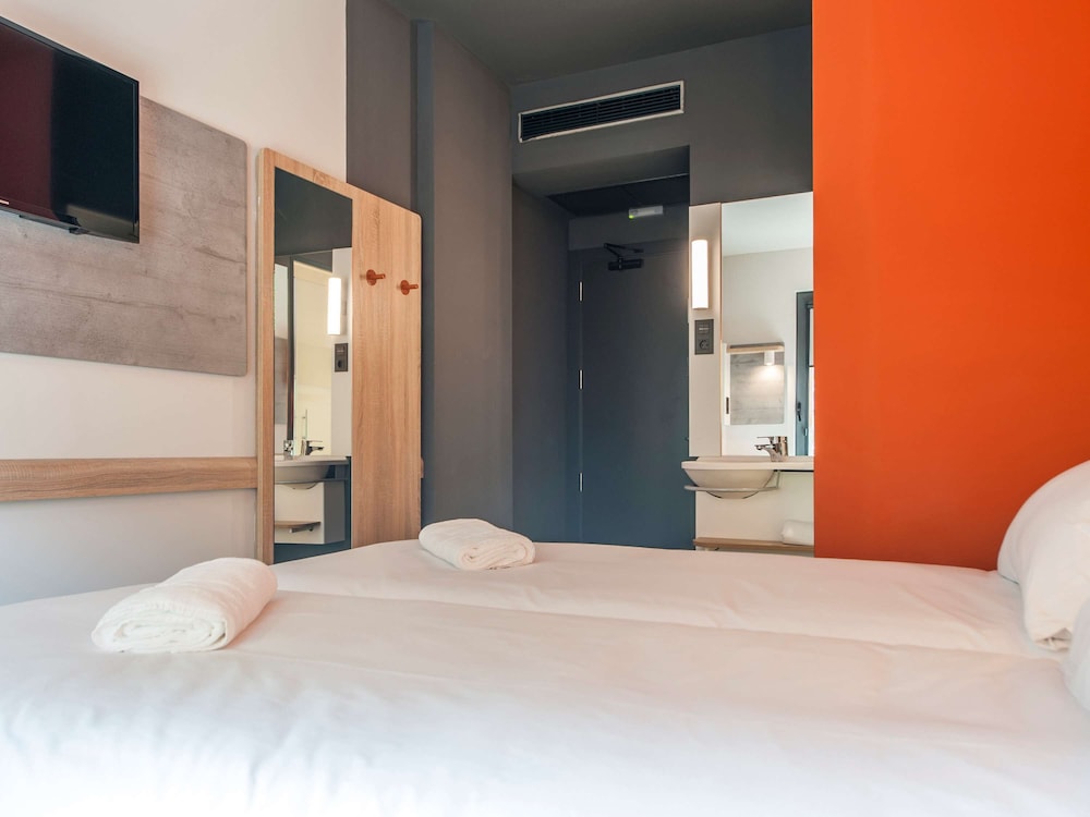 Standard Room, 2 Twin Beds, Non Smoking - Photo 3