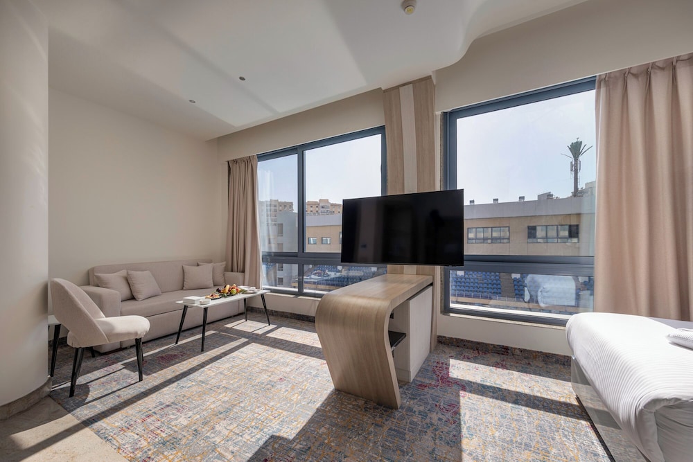 Premium Room, 1 King Bed, Pool View photo 3