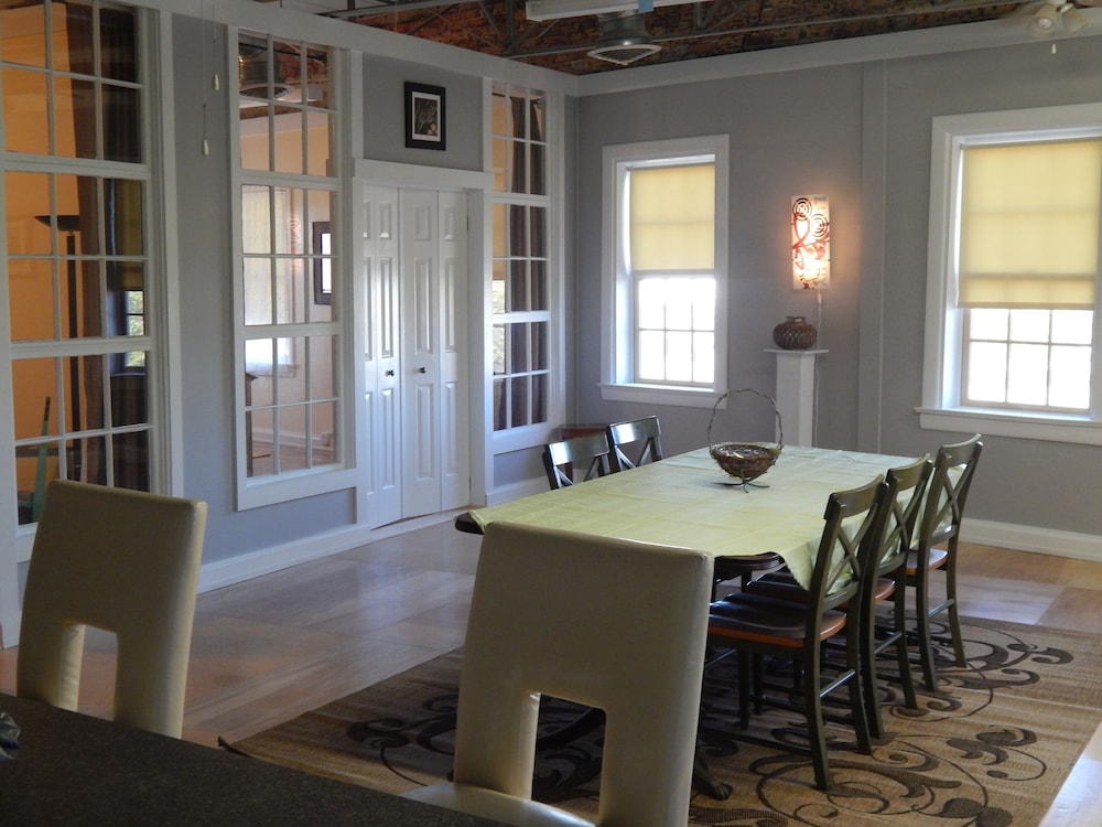 Apartment D: Riverfront Grand photo 3