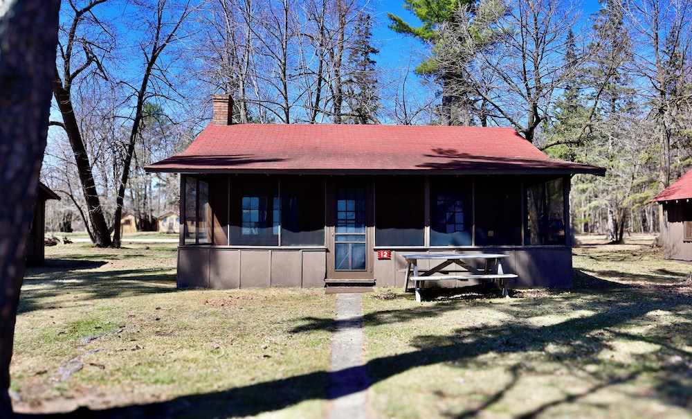 Two Bedroom Cottage #12, 1 queen and 2 double beds photo 2