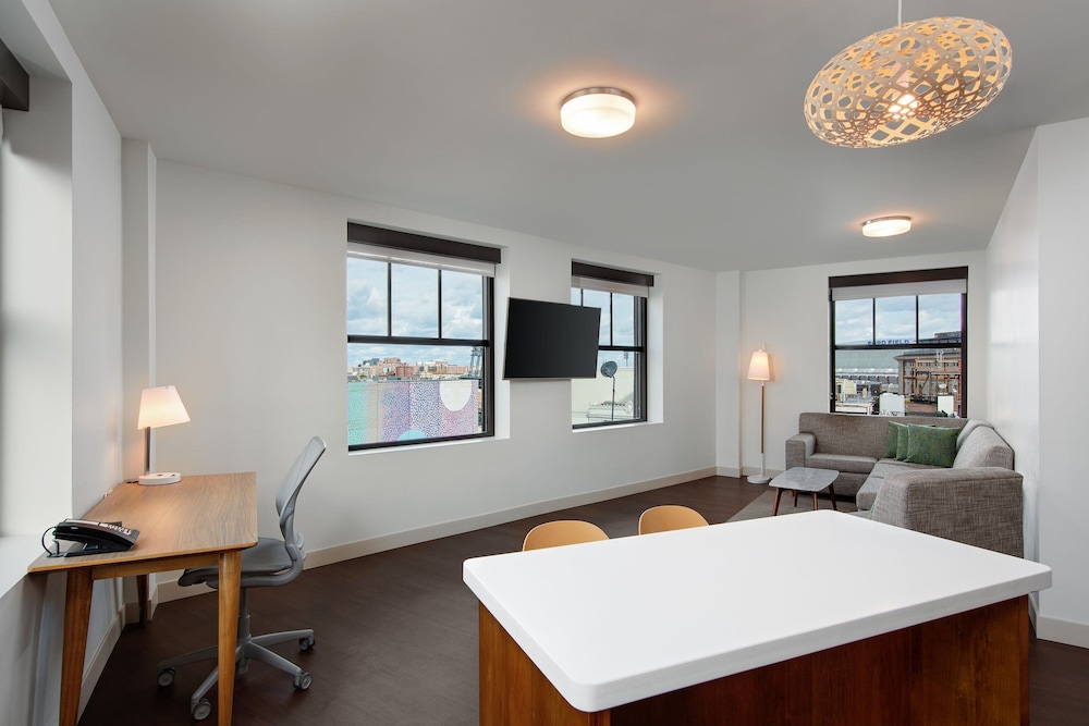 Suite, 1 Bedroom, City View - Photo 10