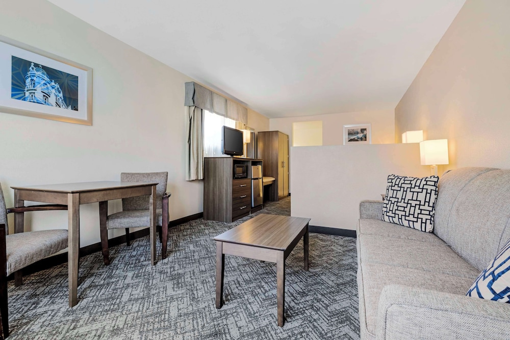Suite, 1 King Bed, Non Smoking, Refrigerator & Microwave - Photo 1