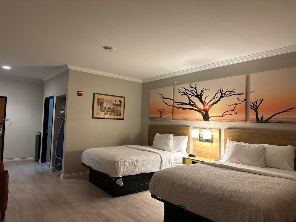 Room, 2 Queen Beds, Non Smoking - Photo 4