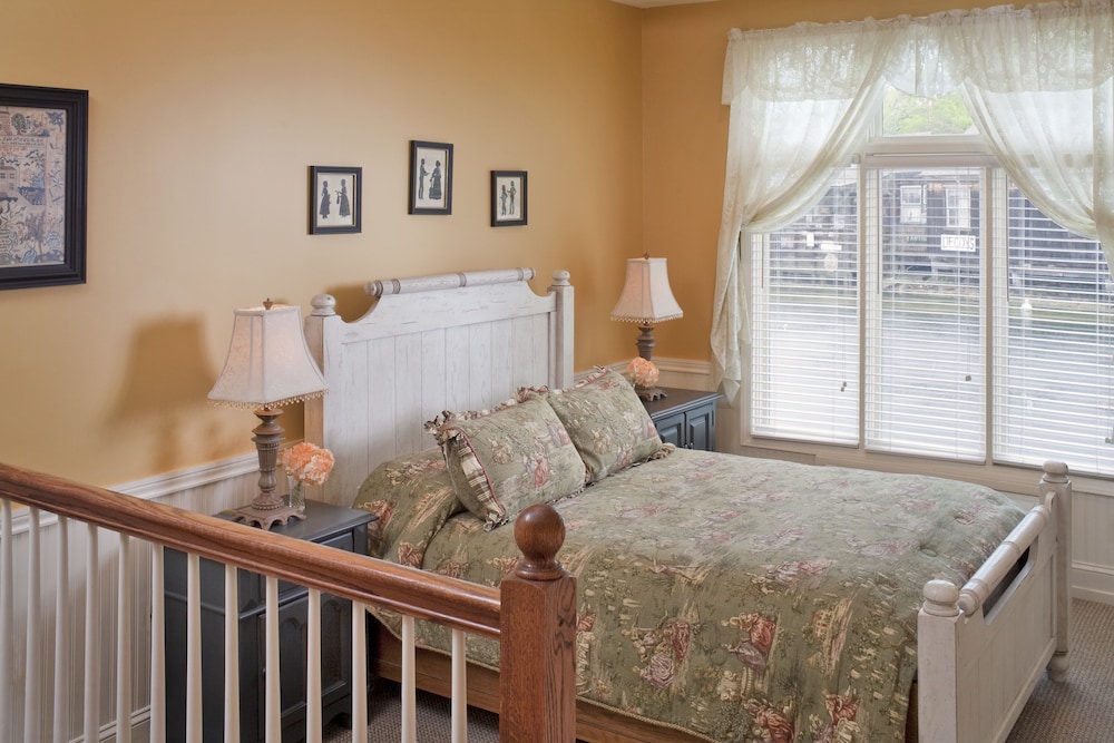 103, Colonial Inn, Private Bathroom