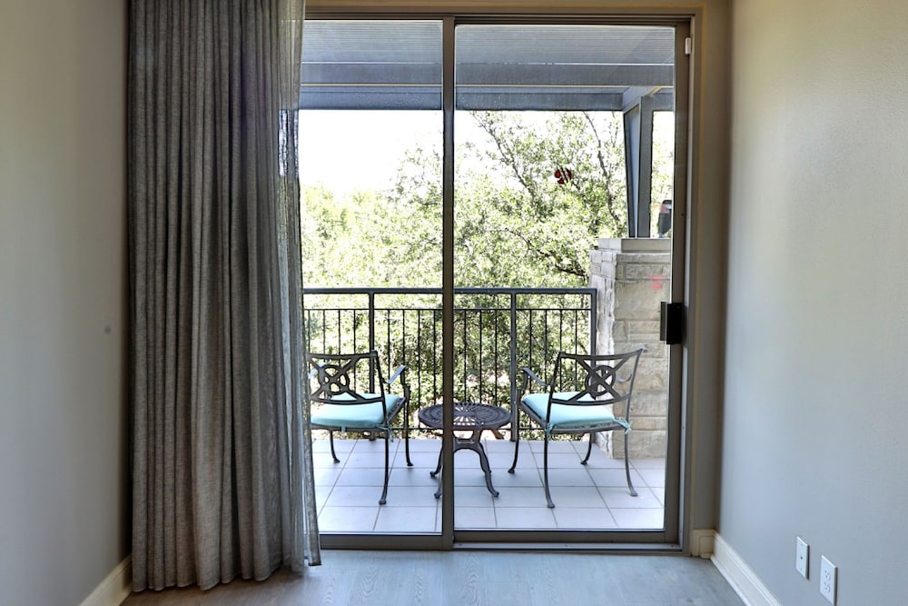 Executive Suite, 1 Bedroom, Balcony - Photo 1
