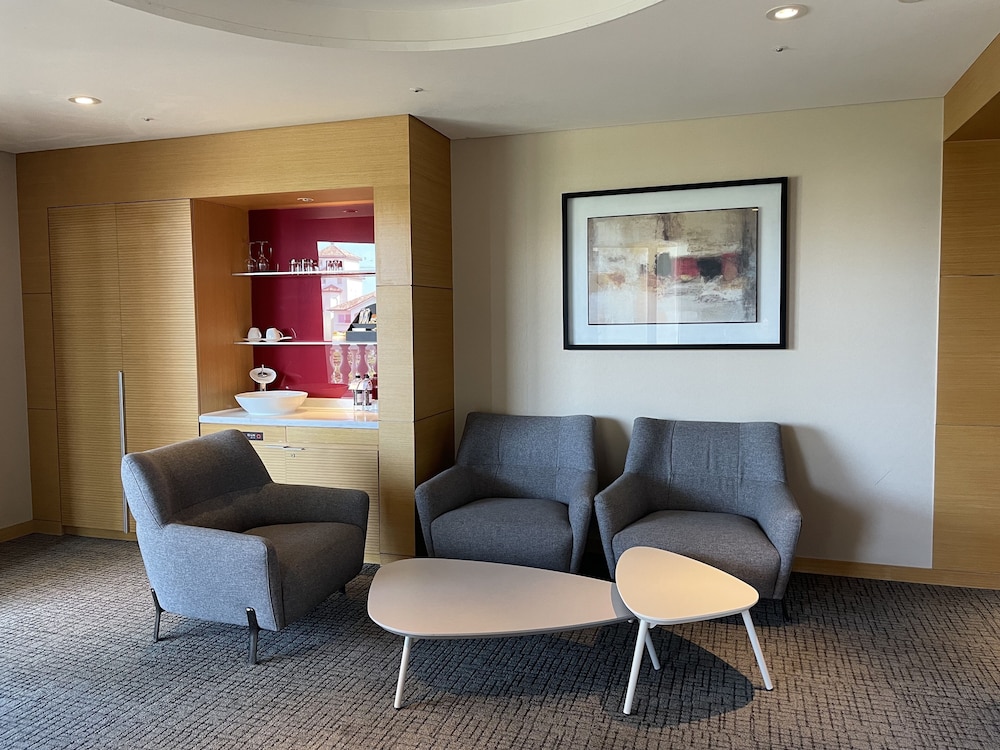 Hotel Deluxe Suite (No Kitchen/Standard/Family Twin)