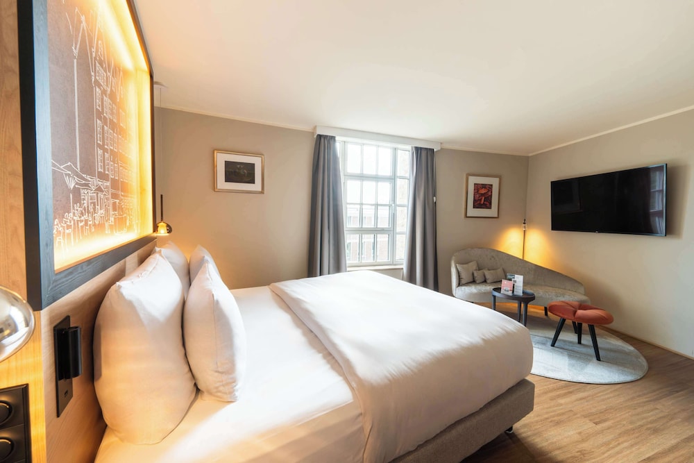 Deluxe Room, 1 King Bed (Aqua) thumbnail 5
