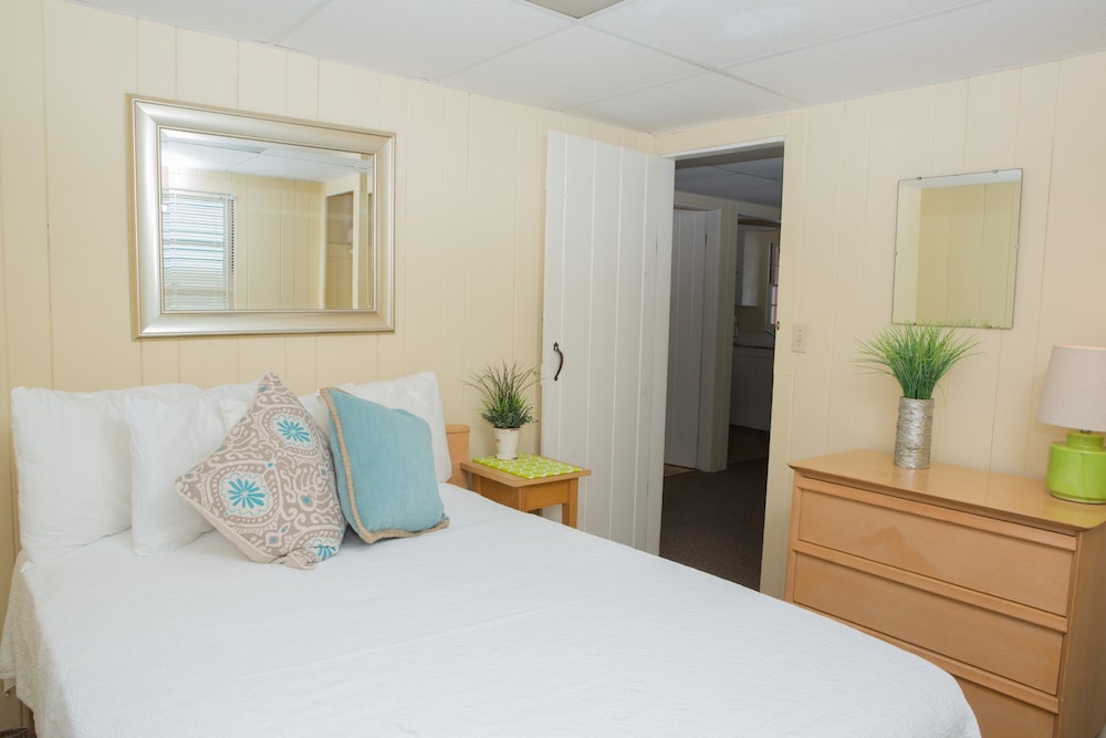 Two-Bedroom Cottage - Lake View - Queen/Twins