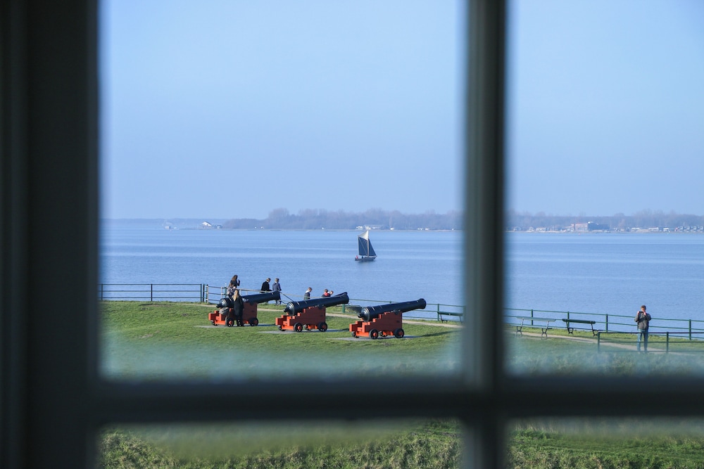 Charming Attic room, second floor, Harbour view (Room 16, Annex)