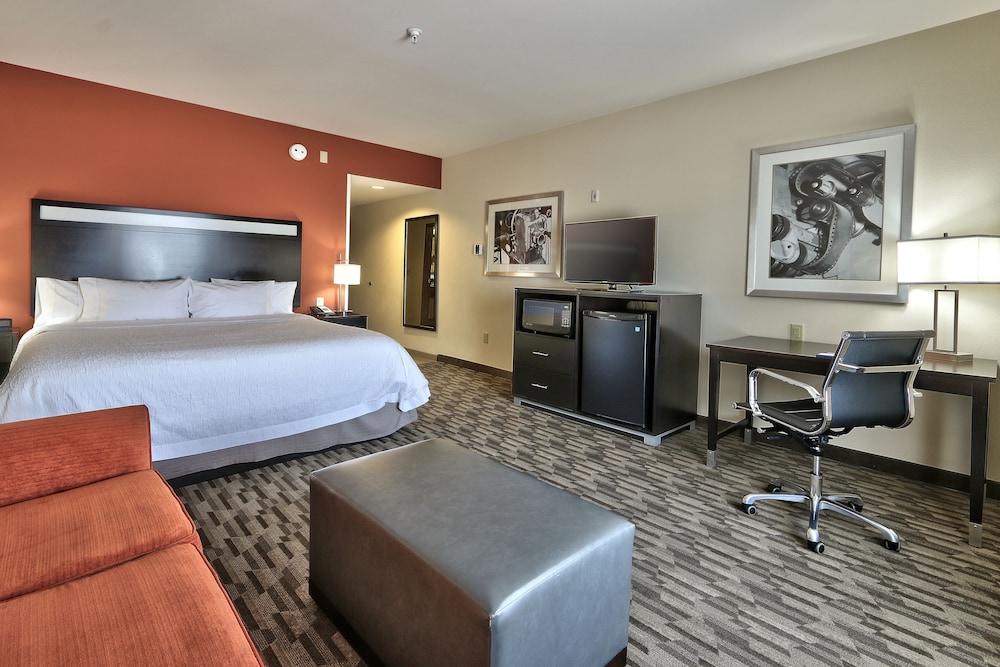Studio Suite, 1 King Bed, Refrigerator & Microwave photo 2