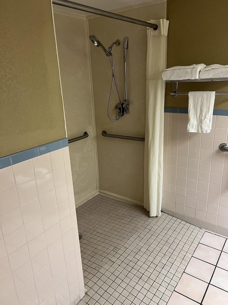 Room, 1 Queen Bed, Accessible, Non Smoking - Photo 4